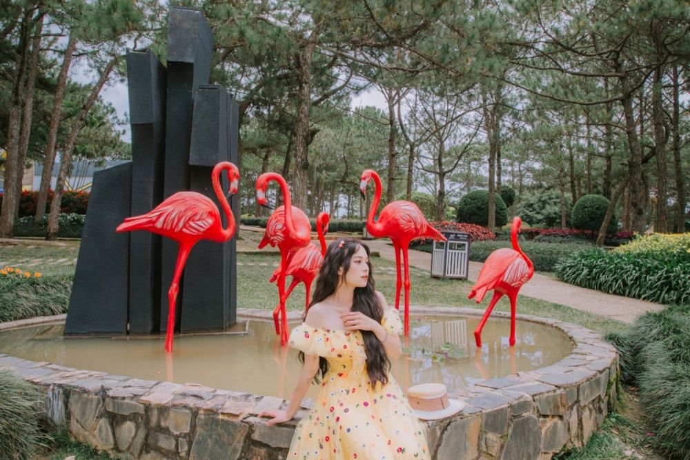 Vườn Hồng Hạc có nhiều mô hình chim hồng hạc duyên dáng, nổi bật để bạn chụp ảnh